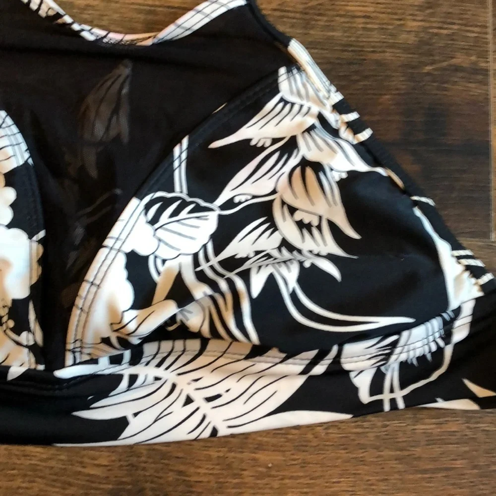 Mossimo women’s Bathing suit swimsuit top small